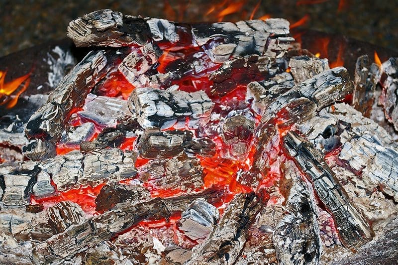 Bei Nacht sollten die Flammen möglichst klein sein, wenn man unentdeckt bleiben will.