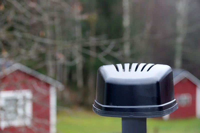 Die 5G-Außenantenne muss senkrecht auf dem Dach montiert werden.