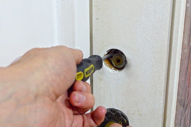 Wappenabdeckplatte einschrauben