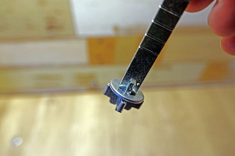 Yale Linus Smart Lock installieren - Spindel mit Beilagscheibe