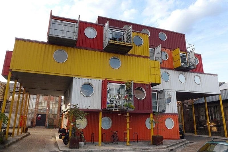 Designvolle Container Häuser gestapelt