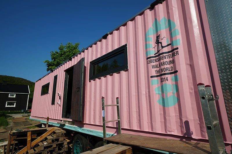 Container Haus auf Rädern mit Logo