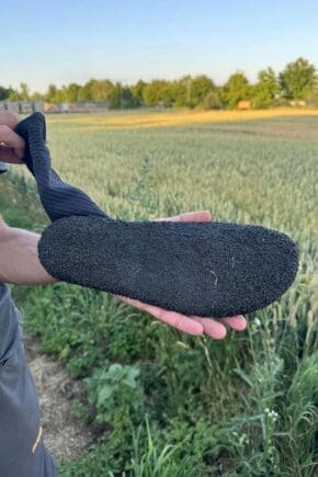 Die Sohle der Barfußschuhe von Skinners halten auch längere Touren sehr gut aus.